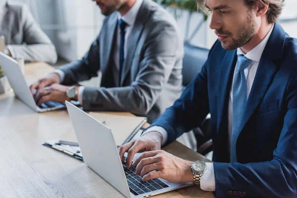 Spokojny krajobraz o poranku